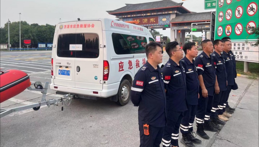 洪水中搭起“生命之桥”
